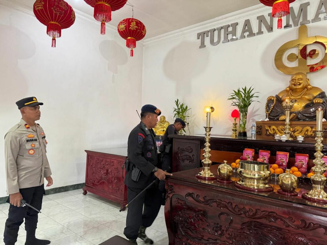 Polresta Kendari Kerahkan Ratusan Personel Untuk Pengamanan Ibadah Imlek 10 Pengamanan ibadah Imlek di salah satu Vihara Kendari
