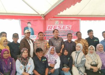 Foto bersama usai kegiatan reses yang digelar anggota DPRD Provinsi Sultra, Abdul Aziz