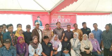 Foto bersama usai kegiatan reses yang digelar anggota DPRD Provinsi Sultra, Abdul Aziz