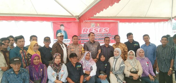 Foto bersama usai kegiatan reses yang digelar anggota DPRD Provinsi Sultra, Abdul Aziz