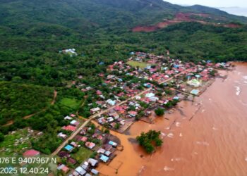 Terlihat pantai yang tercemar diduga disebabkan oleh PT TBS