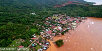 Terlihat pantai yang tercemar diduga disebabkan oleh PT TBS