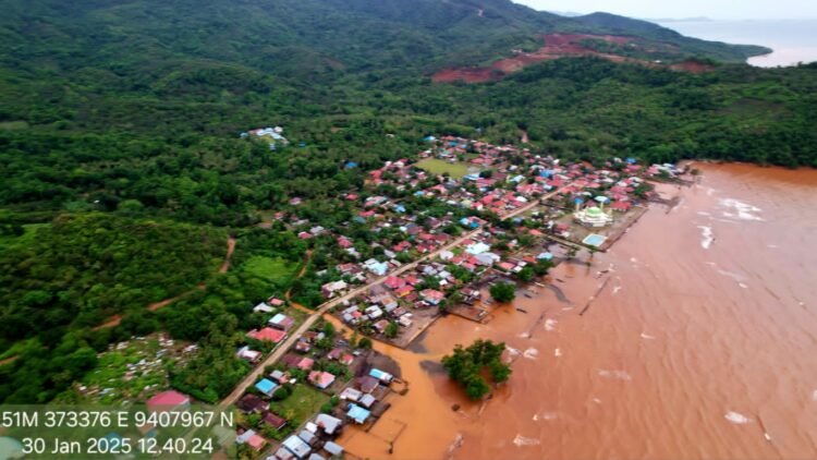 Terlihat pantai yang tercemar diduga disebabkan oleh PT TBS