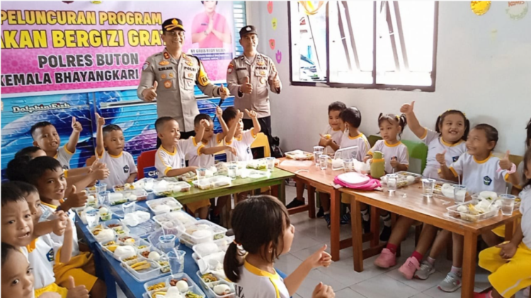 Kapolres Buton membagikan makanan bergizi gratis