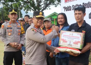 Kapolda Sultra menyerahkan paket Sembako pada warga