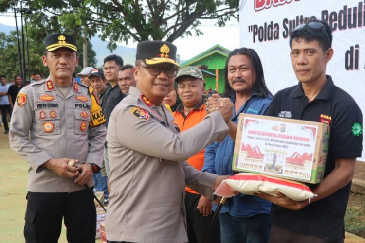 Kapolda Sultra menyerahkan paket Sembako pada warga