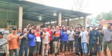 Foto bersama pihak perusahaan PT JNP, karyawan, Serikat Buruh dan media