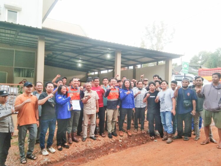 Foto bersama pihak perusahaan PT JNP, karyawan, Serikat Buruh dan media