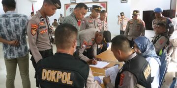 Personel Polres Kendari ikuti pemeriksaan urin