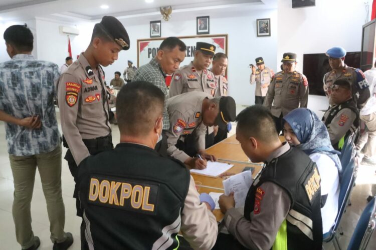 Personel Polres Kendari ikuti pemeriksaan urin