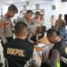 Personel Polres Kendari ikuti pemeriksaan urin