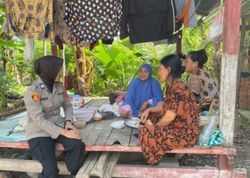 Personel Polisi mengedukasi langsung masyarakat terkait Kamtibmas