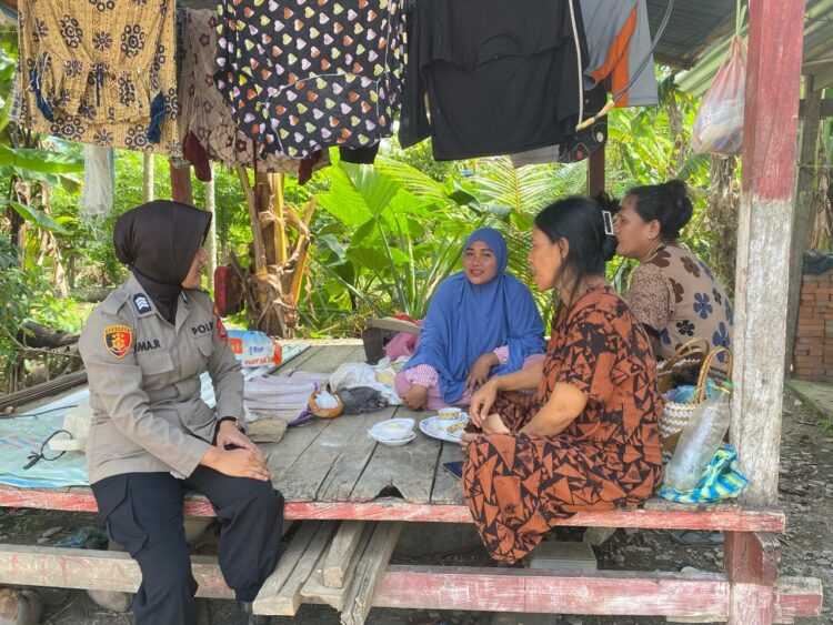 Personel Polisi mengedukasi langsung masyarakat terkait Kamtibmas