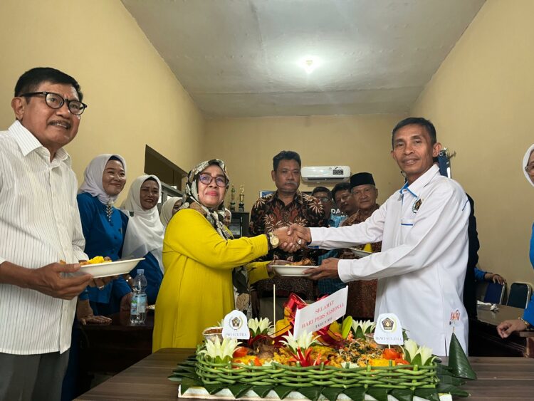 Acara potong tumpeng peringati HPN 2025 di Sekertariat PWI Sultra