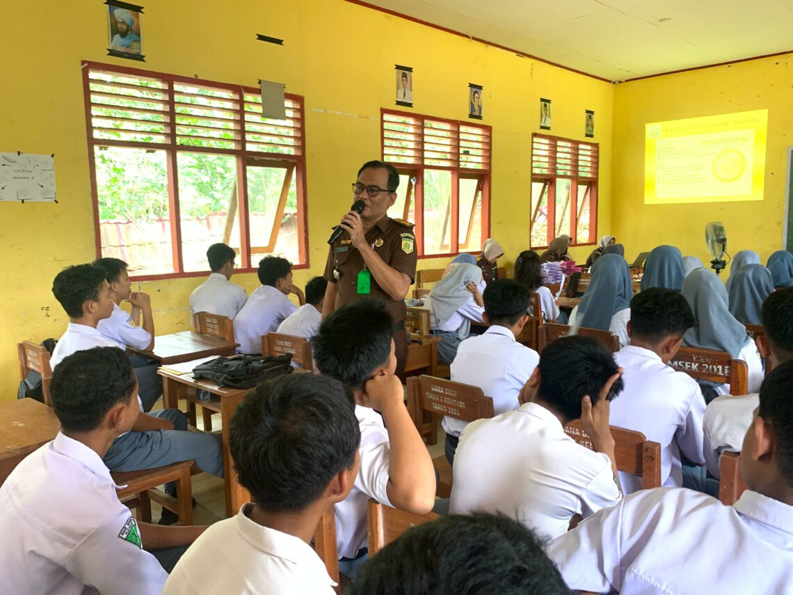 Kasi Penkum Kejati Sultra, Dody, SH memberikan edukasi di SMKN 6 Kendari