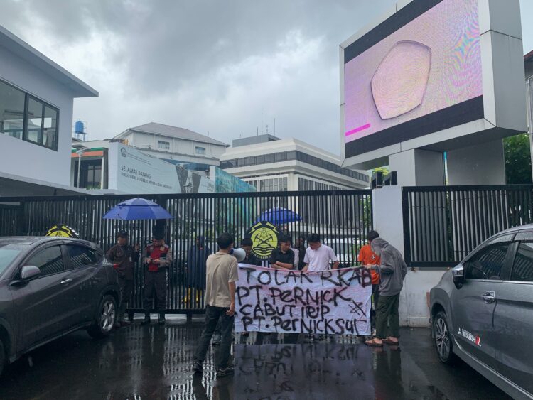 GMII saat aksi depan Kantor Ditjen Minerba terkait PT Pernick Sultra