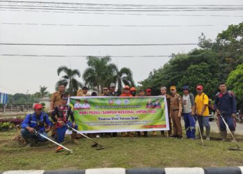 DLH Konsel melaksanakan aksi bersih sekitar perkantoran