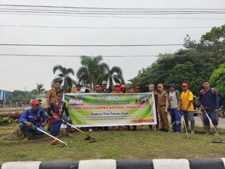 DLH Konsel melaksanakan aksi bersih sekitar perkantoran