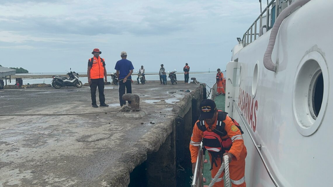Proses pencarian nelayan yang terjatuh saat memancing
