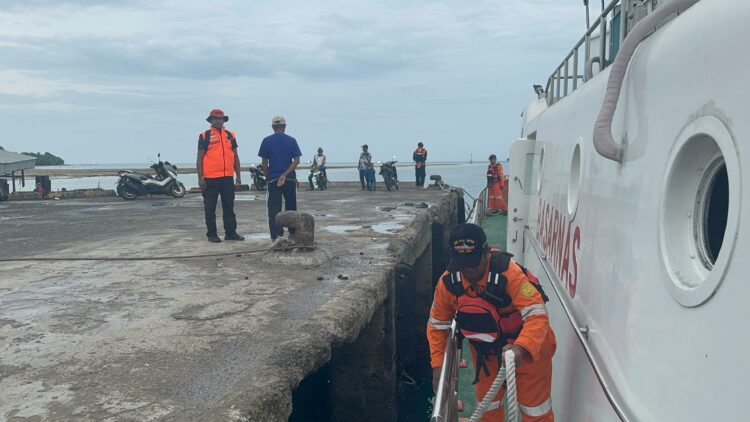 Proses pencarian nelayan yang terjatuh saat memancing