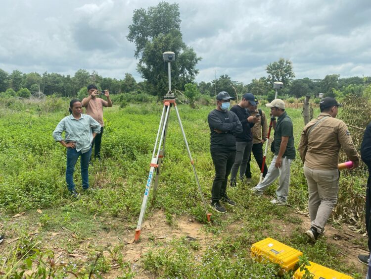 BPN Kolaka melakukan penataan batas di lokasi lahan yang diserobot di Kelurahan Anaiwoi