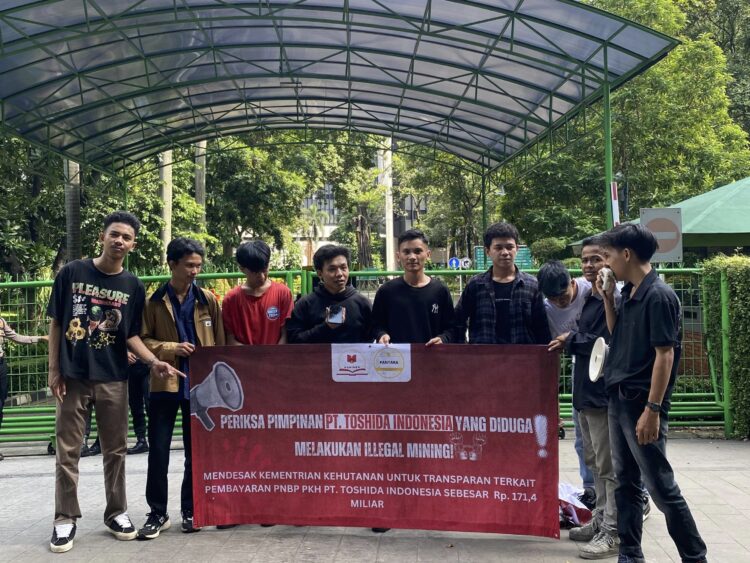 Aksi mahasiswa terkait PNBP PT Toshida Indonesia di Kementerian Kehutanan