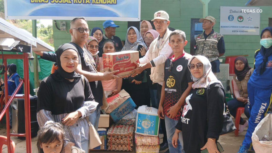 PWI Sultra saat menyalurkan bantuan donasi kepada korban kebakaran di TPA Puuwatu