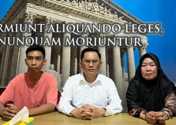 Keluarga korban begal saat bersama Ketua LBH HAMI Sultra, Andre Dermawan