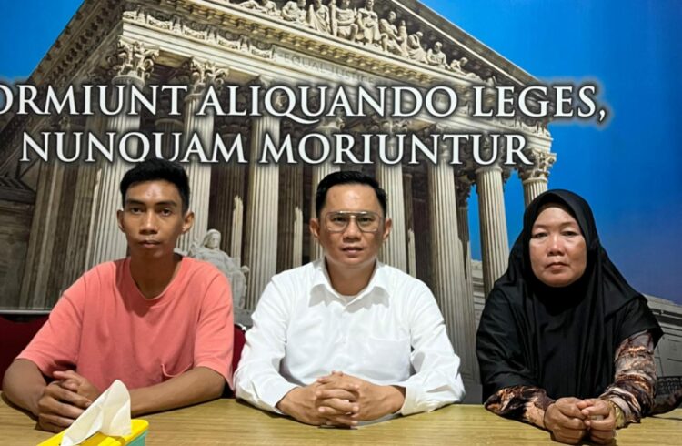 Keluarga korban begal saat bersama Ketua LBH HAMI Sultra, Andre Dermawan