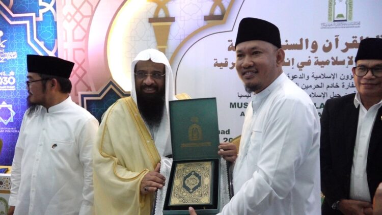 Wakil Wali Kota Kendari, Sudirman menerima cenderamata Alquran bertinta emas dari Kedutaan Besar Arab Saudi