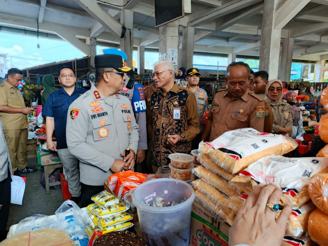 Kapolda Sultra saat kunjungan ke Pasar Tradisional Kendari