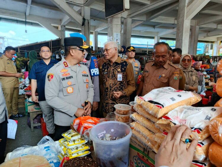 Kapolda Sultra saat kunjungan ke Pasar Tradisional Kendari