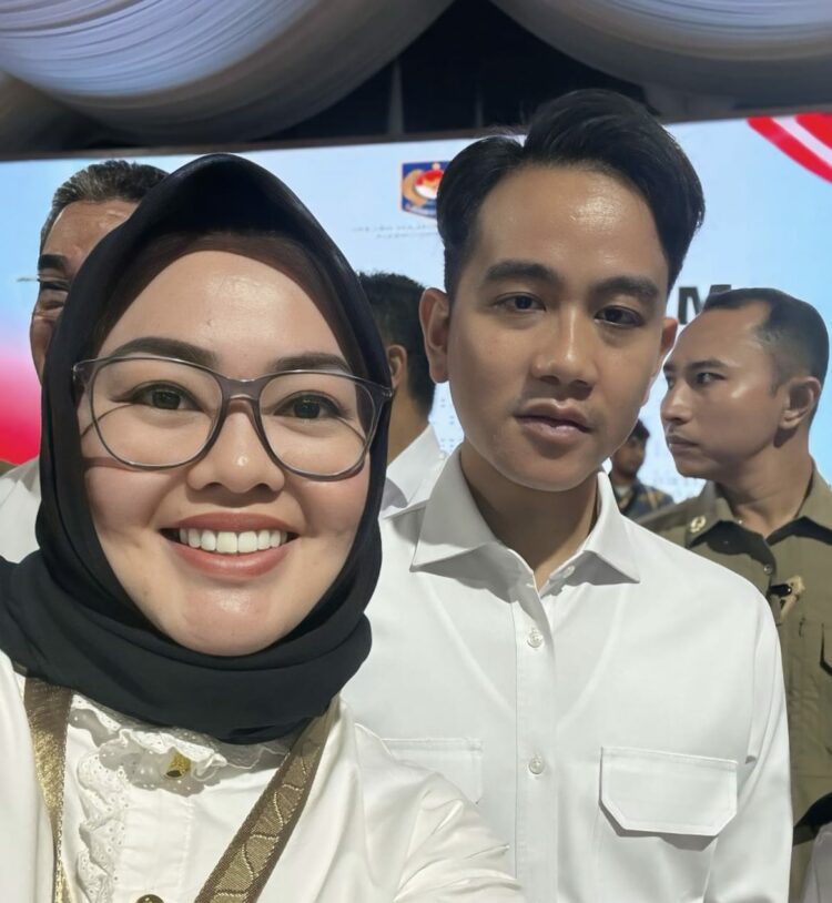 Momen Wali Kota Kendari, Siska Karina Imran bersama Wakil Presiden RI, Gibran Rakabuming Raka