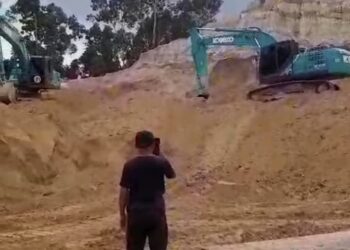 Alat berat milik perusahaan tambang pasir silika tengah menggarap lahan Rahmat Buhari di Moramo