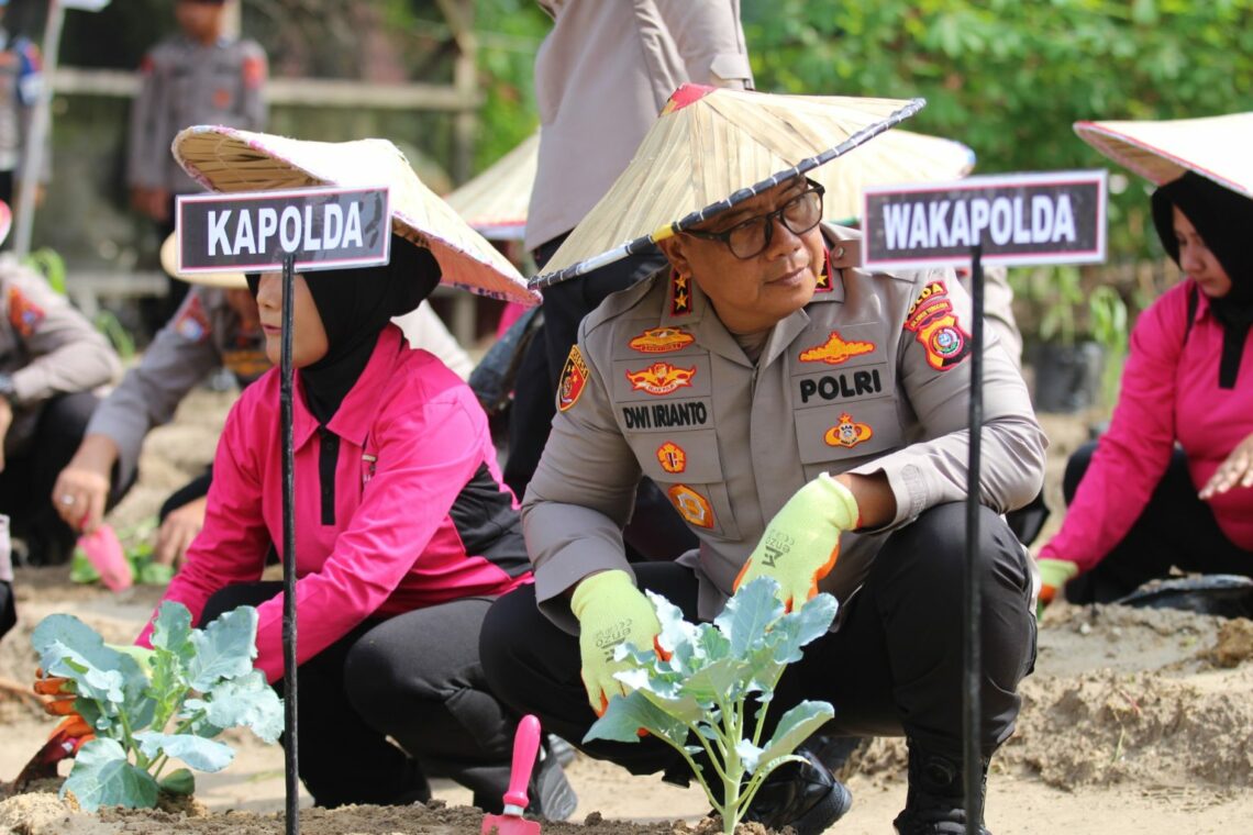 Kapolda Sultra Launching Program Pekarangan Pangan Lestari, Dukung Ketahanan Pangan 10 Kapolda Sultra, Irjen Pol Dwi Irianto, S.I.K., M.Si., bersama Ketua Bhayangkari Sultra Ny. Yuli Dwi Irianto