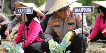 Kapolda Sultra, Irjen Pol Dwi Irianto, S.I.K., M.Si., bersama Ketua Bhayangkari Sultra Ny. Yuli Dwi Irianto