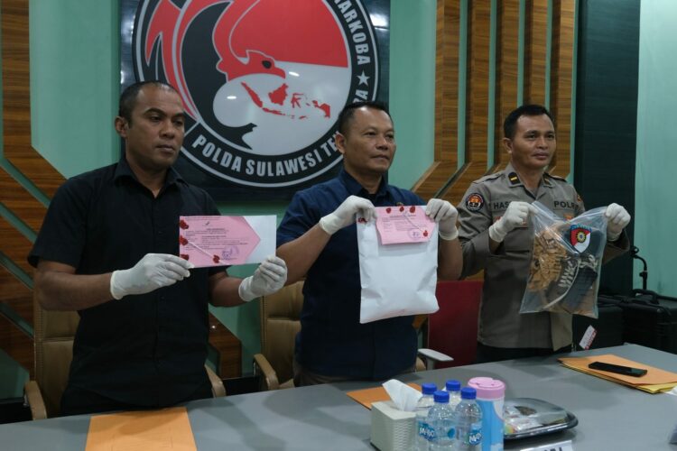 Ditresnarkoba Polda Sultra saat menunjukan barang bukti narkotika (Sabu) seberat 645 gram