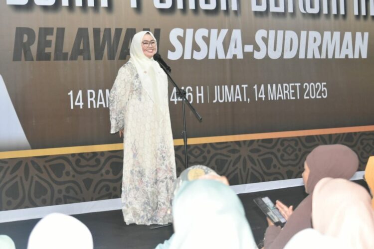 Siska saat memberikan sambutan dihadapan ribuan relawan Siska-Sudirman