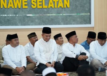 Bupati Konsel, Irham Kalenggo didampingi Wabup, serta tim dan relawan Irham-Wahyu pada acara buka puasa bersama