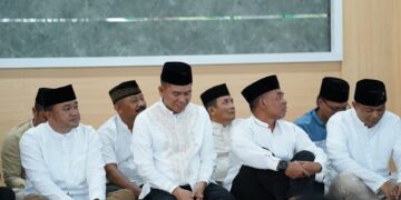 Bupati Konsel, Irham Kalenggo didampingi Wabup, serta tim dan relawan Irham-Wahyu pada acara buka puasa bersama