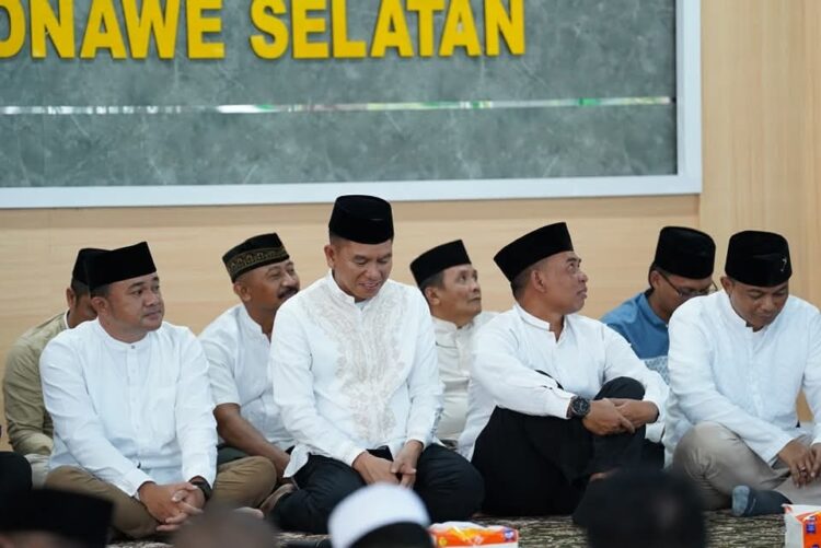 Bupati Konsel, Irham Kalenggo didampingi Wabup, serta tim dan relawan Irham-Wahyu pada acara buka puasa bersama