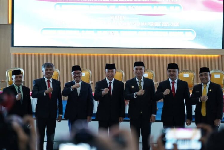 Foto bersama Gubernur Sultra, Bupati Konsel, mantan Bupati Konsel Surunuddin Dangga, Ketua DPRD Konsel usai Sertijab