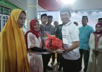 Bupati Konut, Ikbar saat menyerahkan paket Sembako di Lasolo