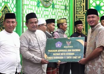 Wakil Wali Kota Kendari, Sudirman menyerahkan bantuan kepada pengurus Masjid Baitul Izzah, Baruga