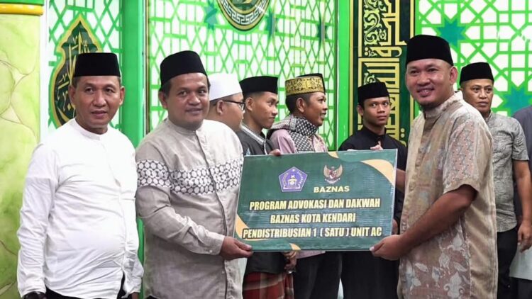 Wakil Wali Kota Kendari, Sudirman menyerahkan bantuan kepada pengurus Masjid Baitul Izzah, Baruga