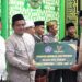 Wakil Wali Kota Kendari, Sudirman menyerahkan bantuan kepada pengurus Masjid Baitul Izzah, Baruga