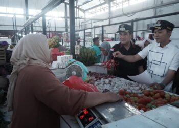 Bupati Konut bersama Wakil, tinjau kondisi harga di Pasar Lamonae