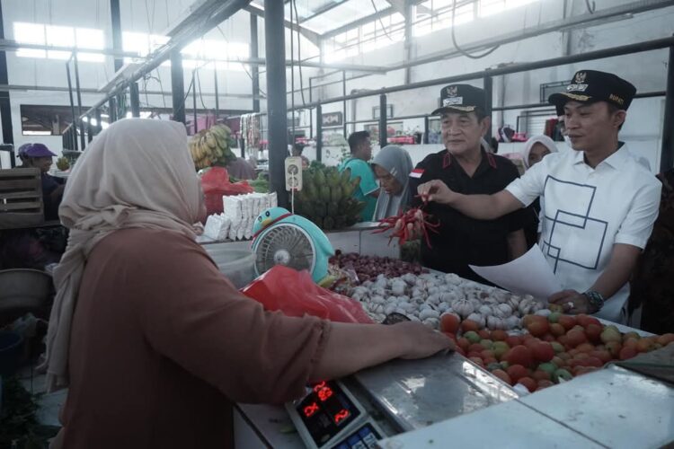 Bupati Konut bersama Wakil, tinjau kondisi harga di Pasar Lamonae