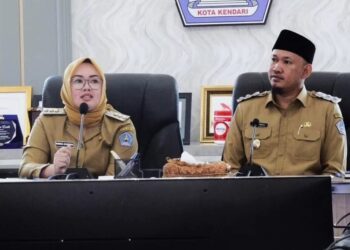 Wali Kota Kendari, Siska Karina Imran didampingi Wakilnya Sudirman, saat memimpin Rakor penanganan banjir