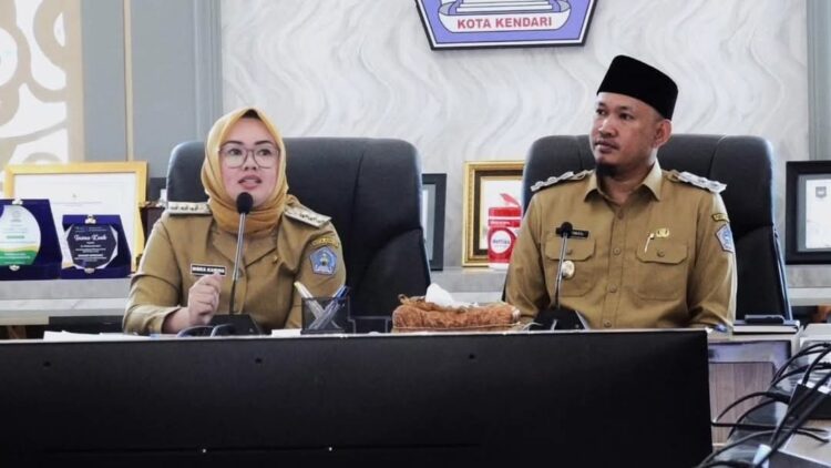 Wali Kota Kendari, Siska Karina Imran didampingi Wakilnya Sudirman, saat memimpin Rakor penanganan banjir